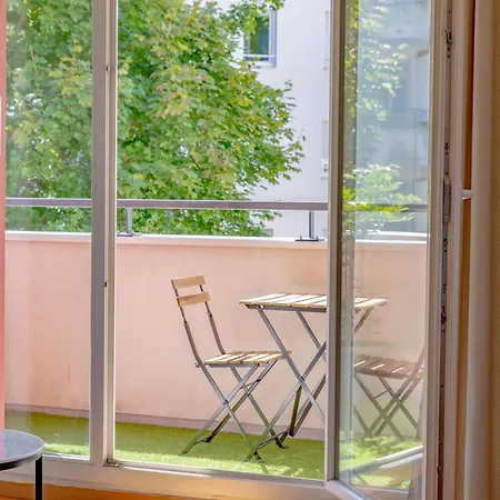 Sejour Cosy - 5 Min Aeroport - Parking Privee & Terrasse Apartamento *