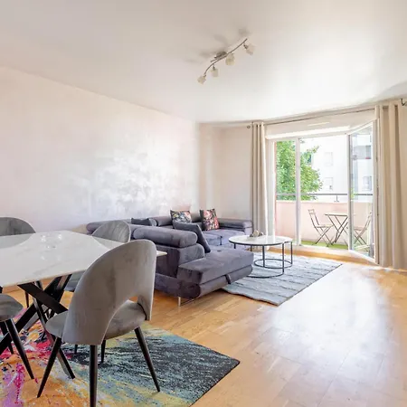 Sejour Cosy - 5 Min Aeroport - Parking Privee & Terrasse Apartamento