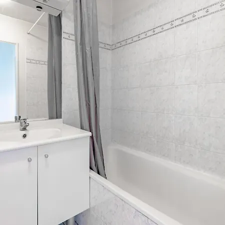 Sejour Cosy - 5 Min Aeroport - Parking Privee & Terrasse Apartamento
