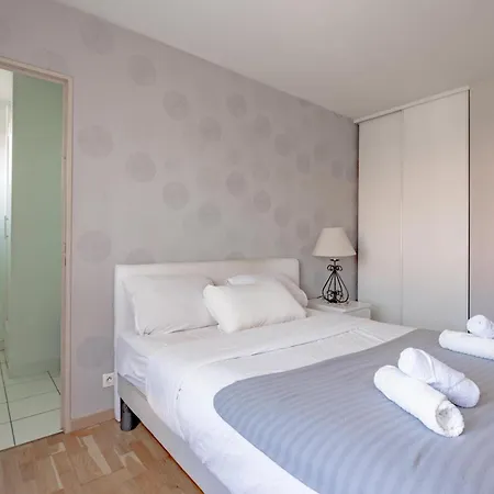 Apartamento Sejour Cosy - 5 Min Aeroport - Parking Privee & Terrasse