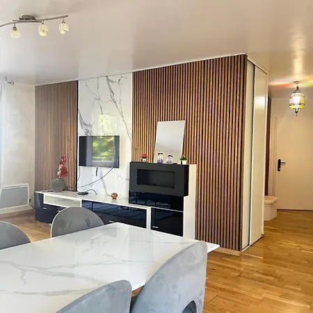Sejour Cosy - 5 Min Aeroport - Parking Privee & Terrasse Apartamento *