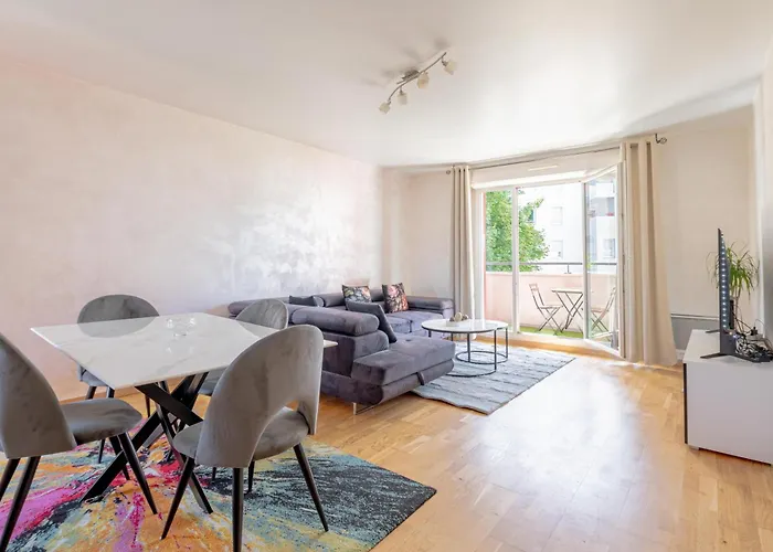 Sejour Cosy - 5 Min Aeroport - Parking Privee & Terrasse アパート