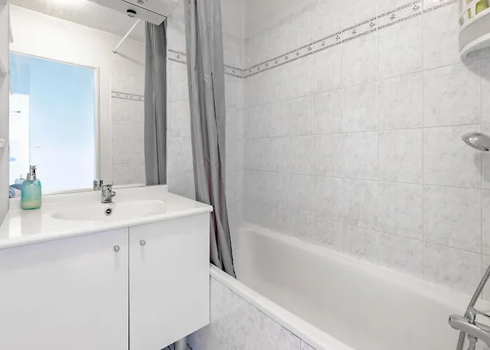 Sejour Cosy - 5 Min Aeroport - Parking Privee & Terrasse アパート